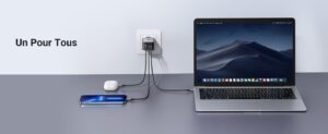 Chargeur mural multiple avec trois chargeurs rapides USB-C connectant simultanément un MacBook, un iPhone et des écouteurs sans fil