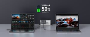 Chargeur rapide USB-C connectant deux MacBook Pro, un des meilleurs accessoires tech pour un espace de travail mobile affichant 50% de charge en 30 minutes