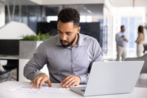 Un contenu réseaux sociaux Lyon puissant ne se limite pas à publier pour remplir un calendrier. Il s’agit de créer des publications