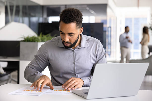 Un contenu réseaux sociaux Lyon puissant ne se limite pas à publier pour remplir un calendrier. Il s’agit de créer des publications